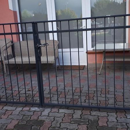 Kertvarosi Apartman II Tiszaújváros 外观 照片