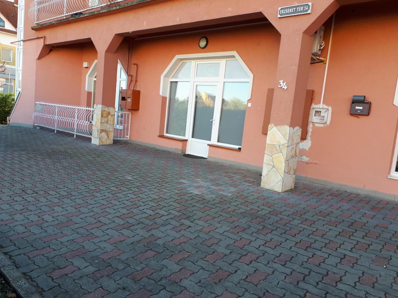 Kertvarosi Apartman II Tiszaújváros 外观 照片