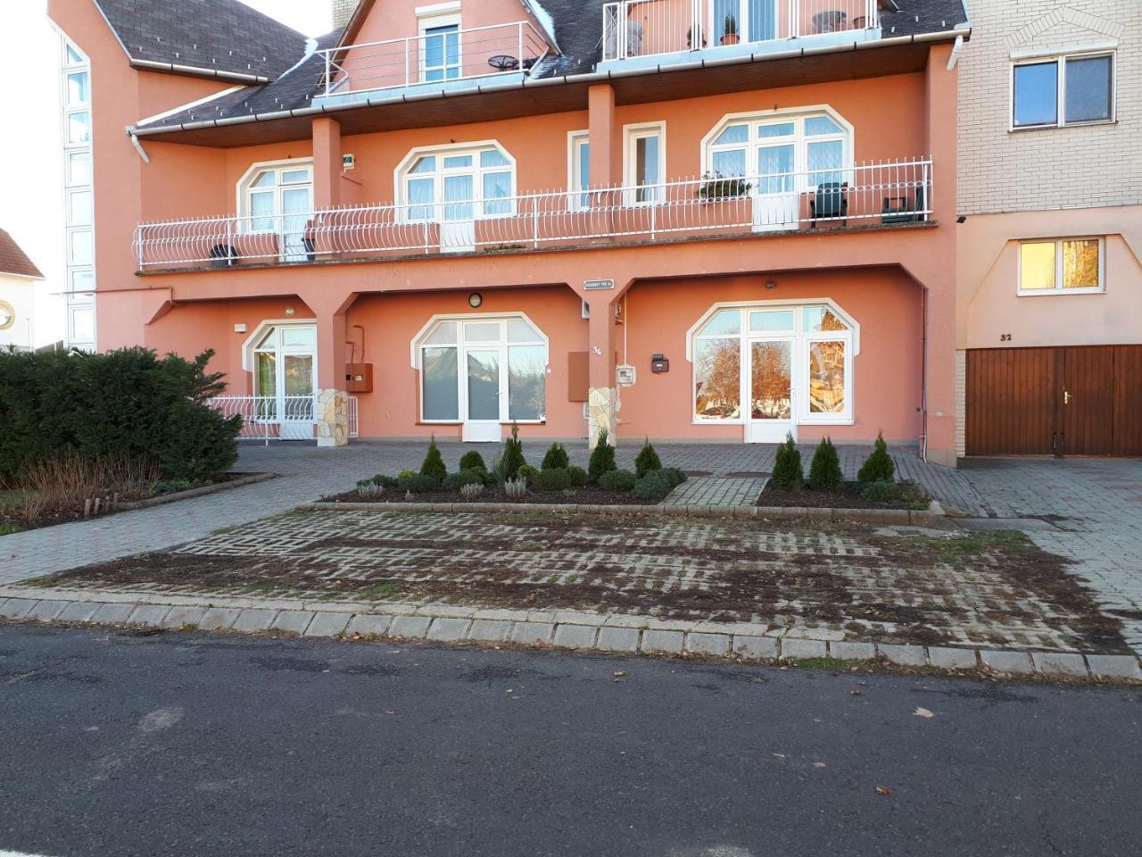 Kertvarosi Apartman II Tiszaújváros 外观 照片